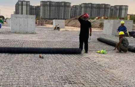 道真土工格栅铺设前地基要怎么处理？